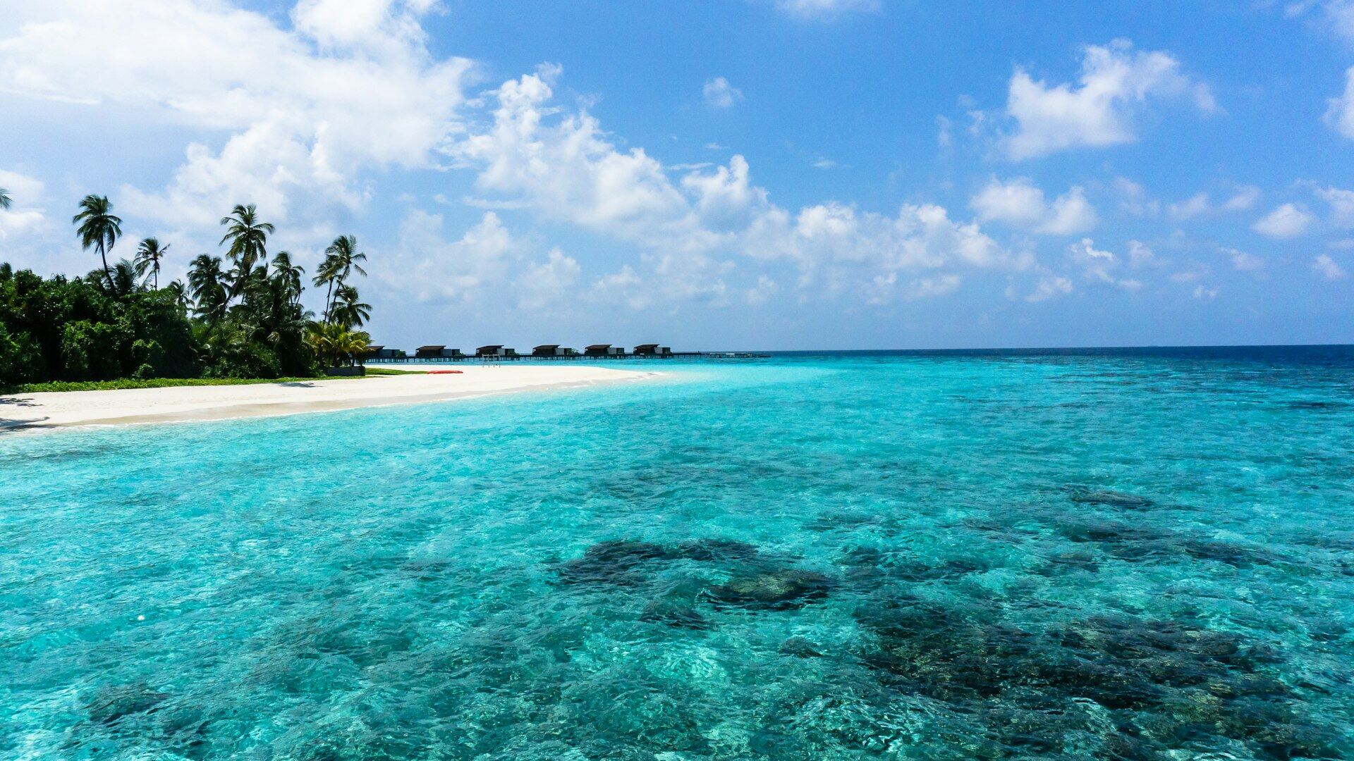 Praia paradisíaca com águas cristalinas — destino de viagem